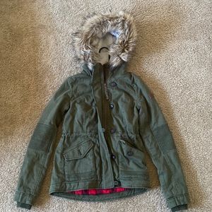 ❤️HOLLISTER Winter Coat💚 || Size: XS || Color: Army Green & Red in the inside.